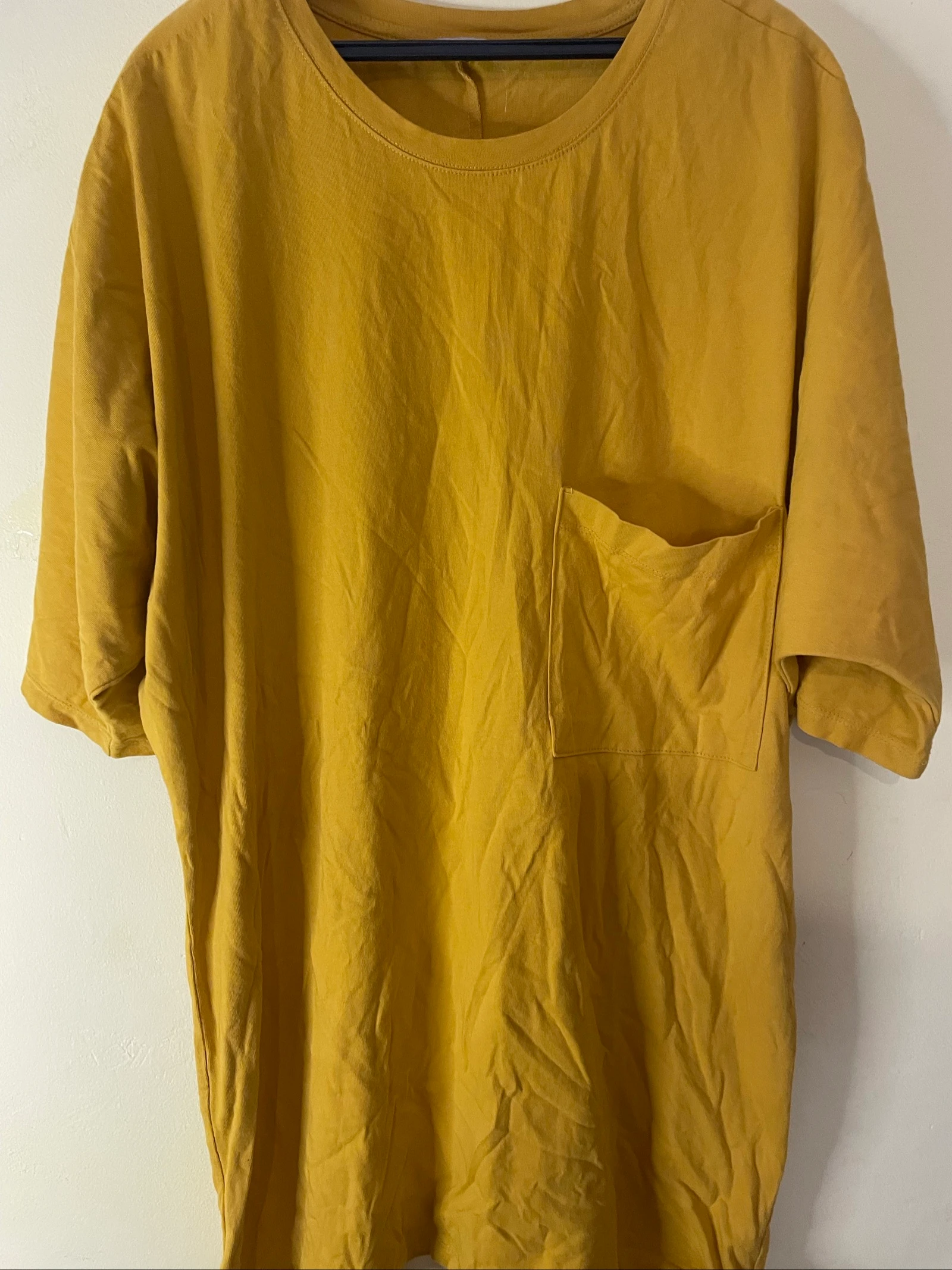 Mosterdgeel oversized blouse met zak en zilveren knopen op de mouw – photo 2
